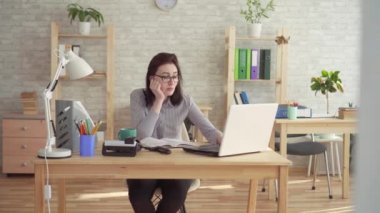 ofiste işyerinde uykuya dalan işçi