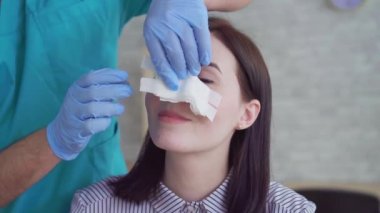 plastik cerrahi sonrası kadın yakın çekim hayal kırıklığı ile karşı karşıya