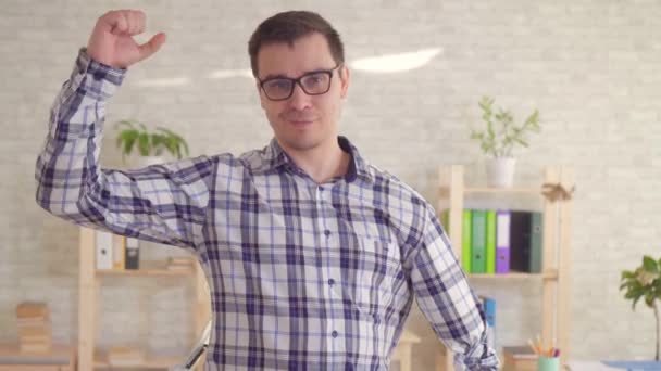 A strong positive male disabled with an amputated hand poses in the camera — Stock Video