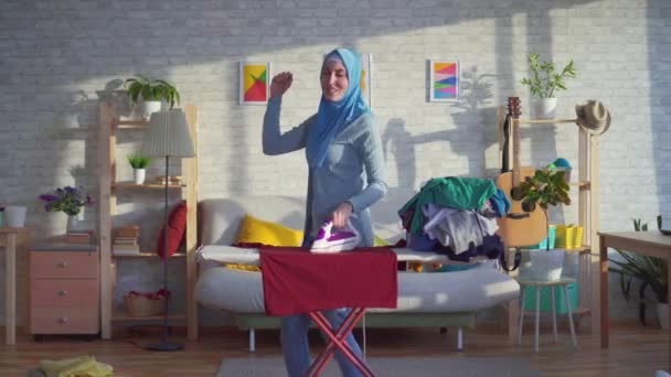 Bela mulher muçulmana alegre dança dona de casa — Vídeo de Stock