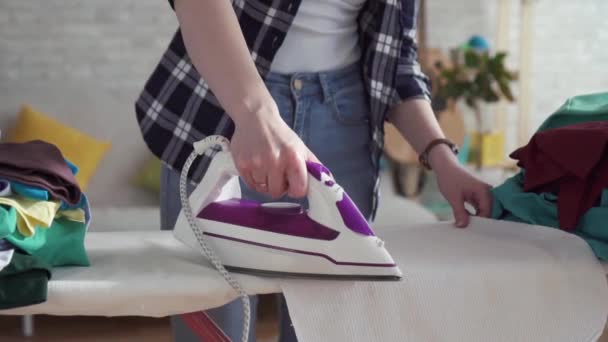 Manos femeninas de ama de casa planchado primer plano interior — Vídeo de stock