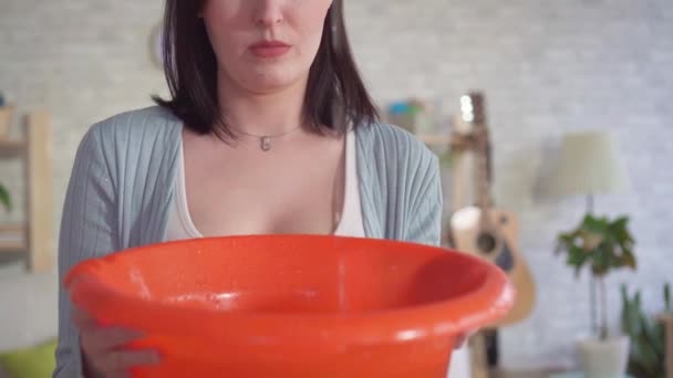 Primo piano di una donna che utilizza un secchio cattura gocce d'acqua dal soffitto — Video Stock