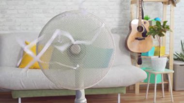 Evde çalışan yelpaze, kimse kapatmasın.