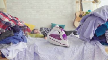 Kadın kanepede uyurken gömlek üzerinde demir yanan kapatın