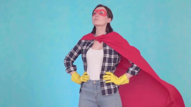 Portret van een jonge vrouw superheld op een blauwe achtergrond — Stockvideo