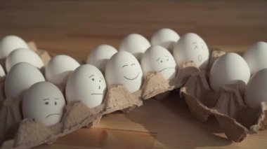 bir karton kutu içinde boyalı yüzleri ile tavuk yumurtası. Paskalya kavramı