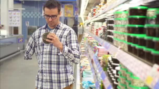 Инвалид с ампутированной рукой в магазине делает покупку — стоковое видео