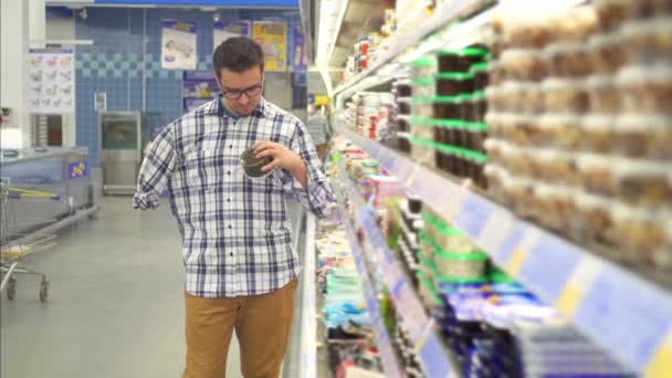 Człowiek niepełnosprawny z amputowaną ręką w sklepie dokonuje zakupu — Wideo stockowe