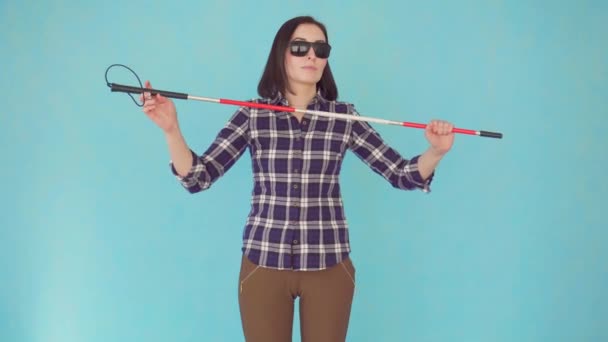 Joven ciega sonriente o con discapacidad visual con gafas y un bastón — Vídeos de Stock