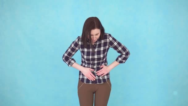 Retrato de chica joven que tiene problemas de dolor de estómago — Vídeos de Stock