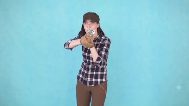Portrét dívky s brýlemi na střelnici — Stock video