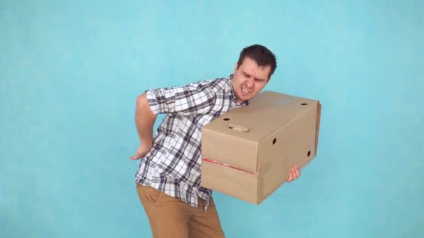 Retrato de um homem carregando pesos têm problemas ou dor nas costas grave — Vídeo de Stock