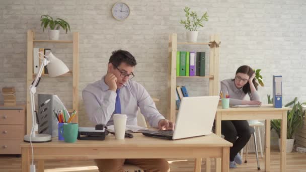Trabajadores de oficina con sueño, hombre y mujer duermen en el trabajo — Vídeos de Stock