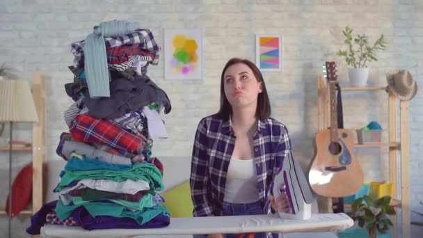 Пакетная одежда падает на молодую женщину домохозяйку медленный мо — стоковое видео