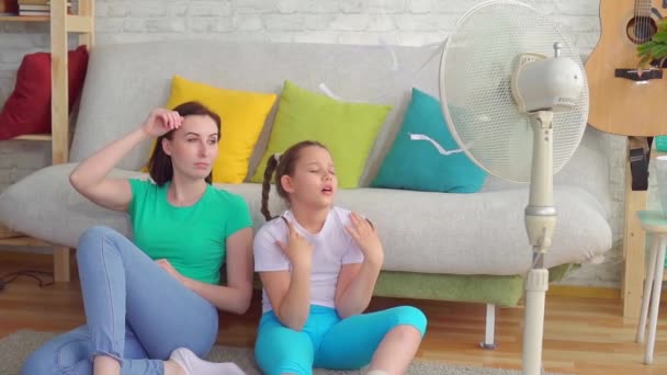Fan yanında portre anne ve kızı sıcak hava muzdarip — Stok video