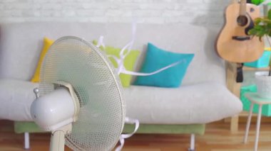 Evde çalışan yelpaze, kimse kapatmasın.