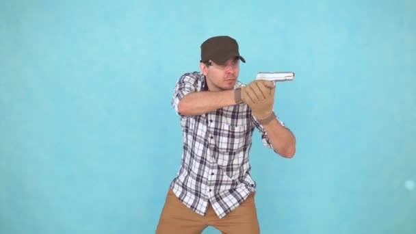 Manliga idrottare av skytten med pistolen och glasögon, som syftar — Stockvideo
