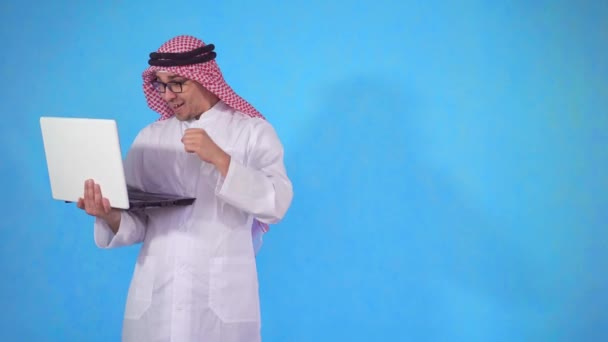 Árabe feliz com um laptop que ele aprendeu sobre ganhar — Vídeo de Stock