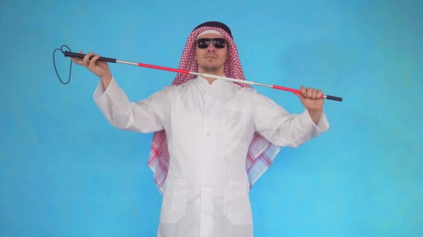 Synskadad Arab man funktionshindrade med en käpp — Stockvideo