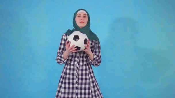 Jonge moslimvrouw in hijab met voetbal — Stockvideo