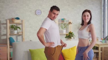 Genç çift kilo verdikten sonra aynada vücutlarına bakar..