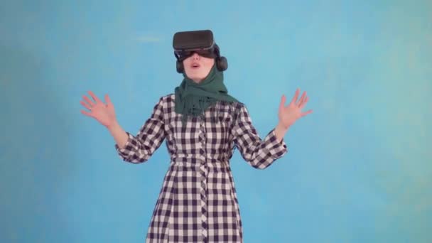 Mujer musulmana joven en hijab en gafas de realidad virtual — Vídeos de Stock