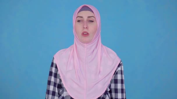 年轻的穆斯林妇女，呼吸困难，流鼻涕，使用喷雾剂 — 图库视频影像