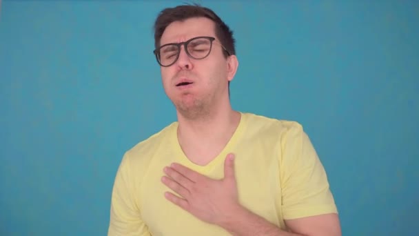 Mann mittleren Alters mit Brille und T-Shirt Asthmaanfall, benutzt Spray — Stockvideo