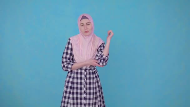 若い美しいイスラム教徒の女性には問題と肘の痛みがあり — ストック動画