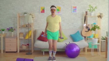 80s ev fitness egzersiz mizah tarzında komik atletik adam