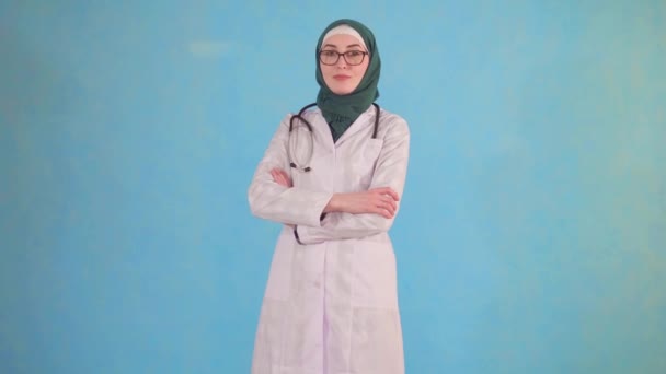 Joven médico musulmán en un pañuelo para la cabeza — Vídeos de Stock