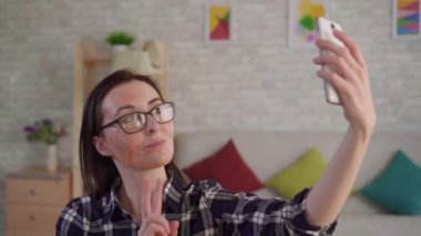 Yüzündeki yanıktan yara izi olan genç kadın selfie çekiyor
