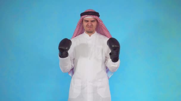 Арабська людина в боксерських рукавичках — стокове відео