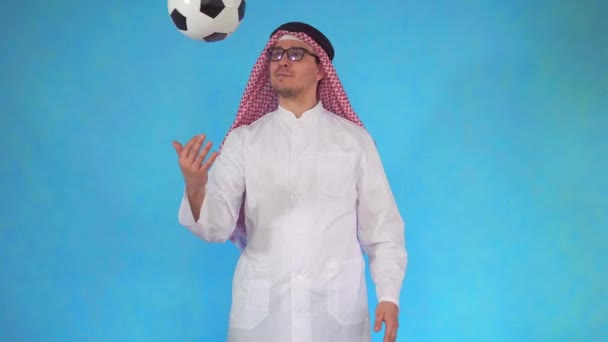 Araber mit Fußball — Stockvideo