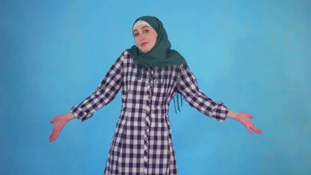 Confuso giovane donna musulmana in hijab — Video Stock