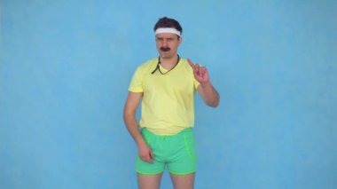 ıslık bıyık ıslık ile komik erkek spor antrenörü