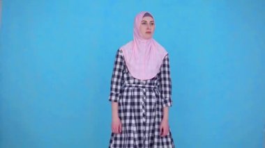 sorun ter kokusu, başörtüsü genç bir Müslüman kadın kameraya bakarak