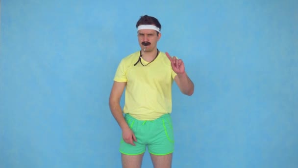Zabawny męski trener sportowy z wąsów gwizdki w gwizdka — Wideo stockowe