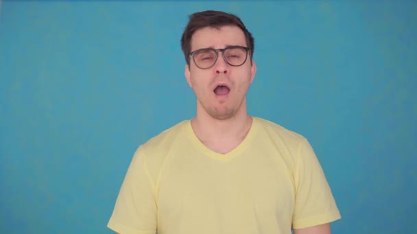 Manliga medelålders med glasögon och en t-shirt, sömniga gäspar, problemet med tidig ökning — Stockvideo