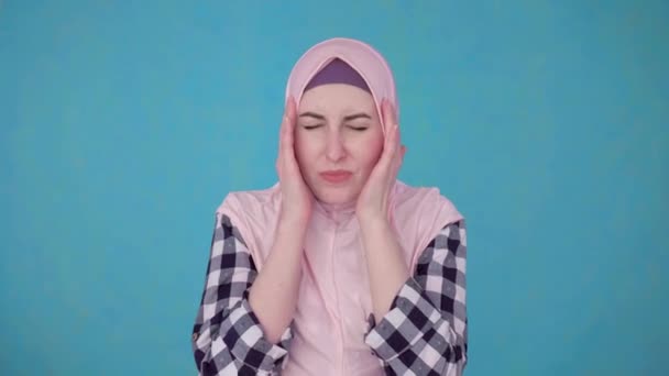 Joven hermosa mujer musulmana experimentando dolor de cabeza severo migraña — Vídeos de Stock