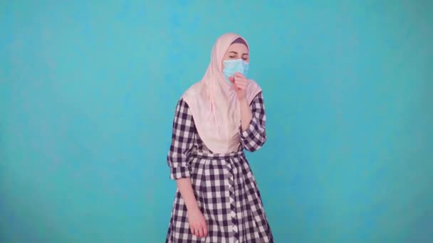 Jovem bela mulher muçulmana em máscara médica tosse, espasmo — Vídeo de Stock