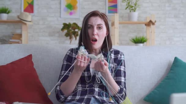 Young woman does not know how to knit slow mo — ストック動画