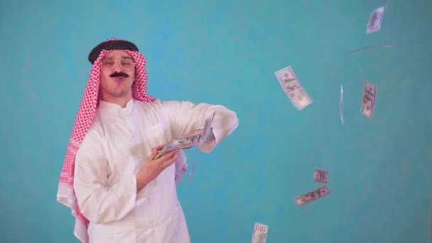 Vrolijke Arabische man met een snor en traditionele kleren met Audi, gooit geld — Stockvideo