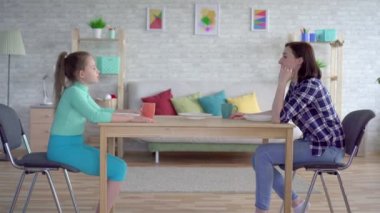 şehirde deprem , Indore anne ve kızı , masanın altında gizleme