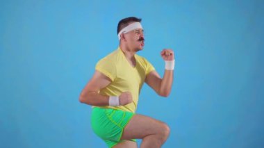 Bıyıklı 80'li lerden komik adam atlet egzersiz yavaş mo yapar