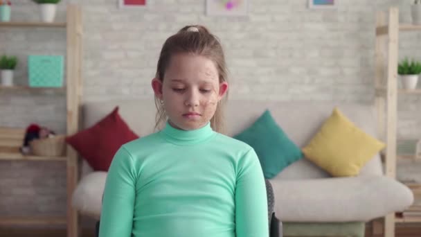 Dramatische Aufnahme Porträt traurig müde Teenager Mädchen mit einem Defekt oder Verbrennungen Gesicht bedeckt ihr Gesicht mit ihren Händen und weint — Stockvideo