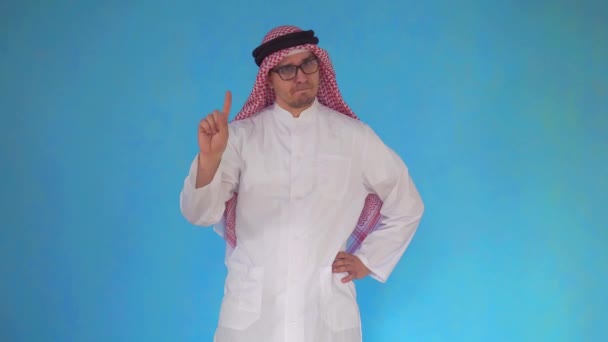 Araber drückt Missbilligung auf blauem Hintergrund aus — Stockvideo