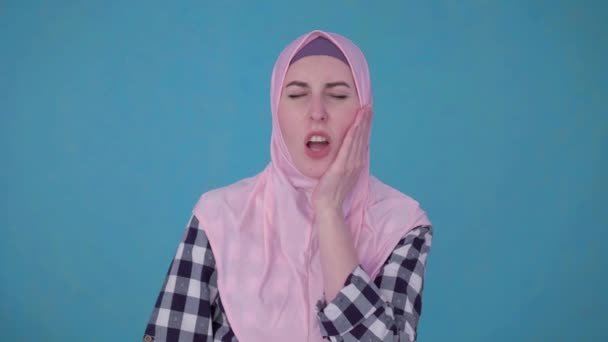 Şiddetli diş ağrısı yaşayan genç güzel Müslüman kadının portresi — Stok video