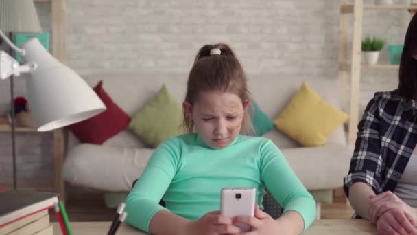 Moe en verdrietig tiener meisje met een defect van de persoon maakt gebruik van een slimme telefoon pesten op het Internet — Stockvideo