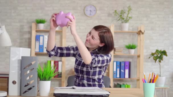 Ung ledsen kvinna skakar moneybox slow mo — Stockvideo